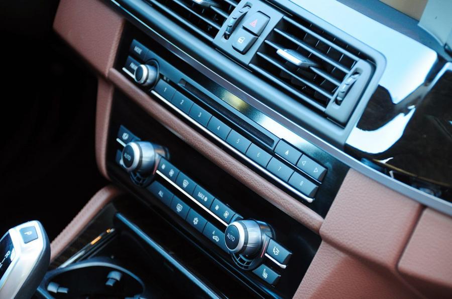  BMW 550i 2011 года  (фото 16 из 51)